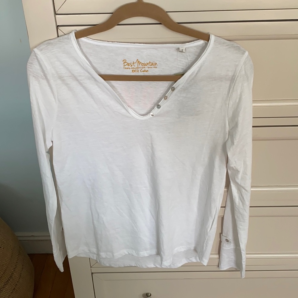 BNWT Best Mountain long sleeve v-neck tee